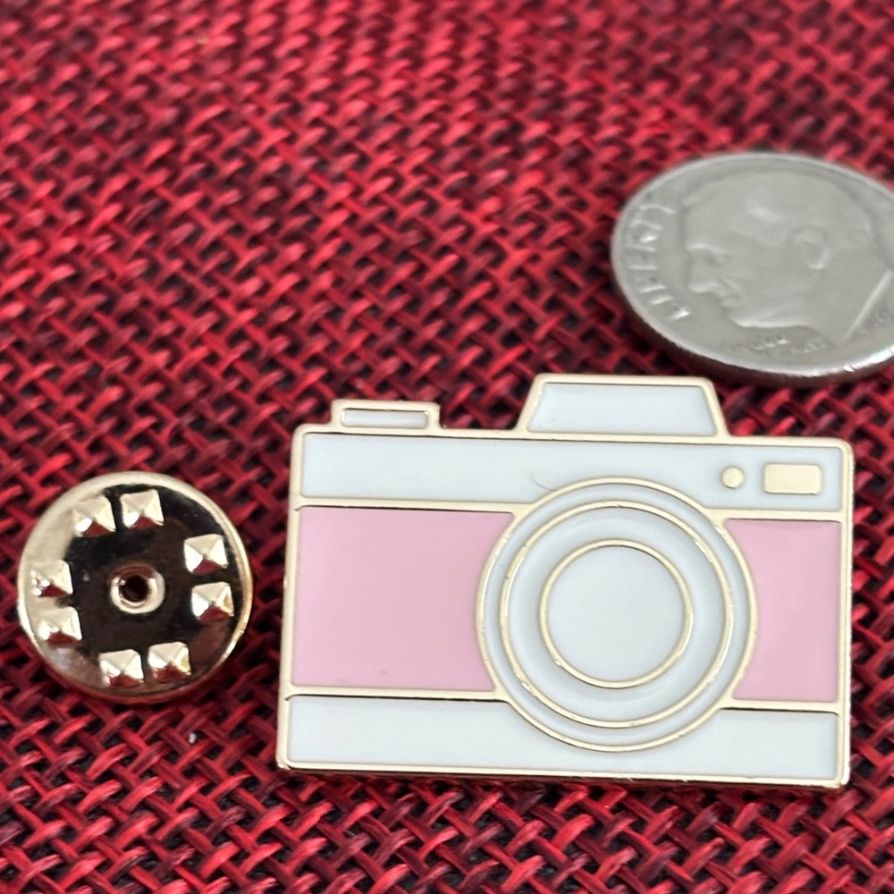 βοΈBurberry Pink and Cream Camera Pin GWP βοΈ - Picture 6 of 7